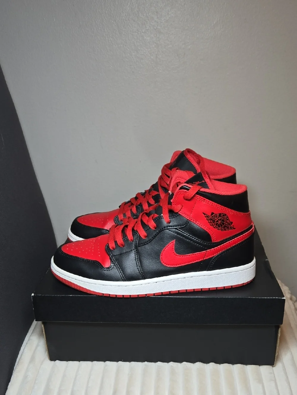 Jordan Air Jordan 1 Mid Alternate Bred Sneakers Colorway Black/Fire Red/ White